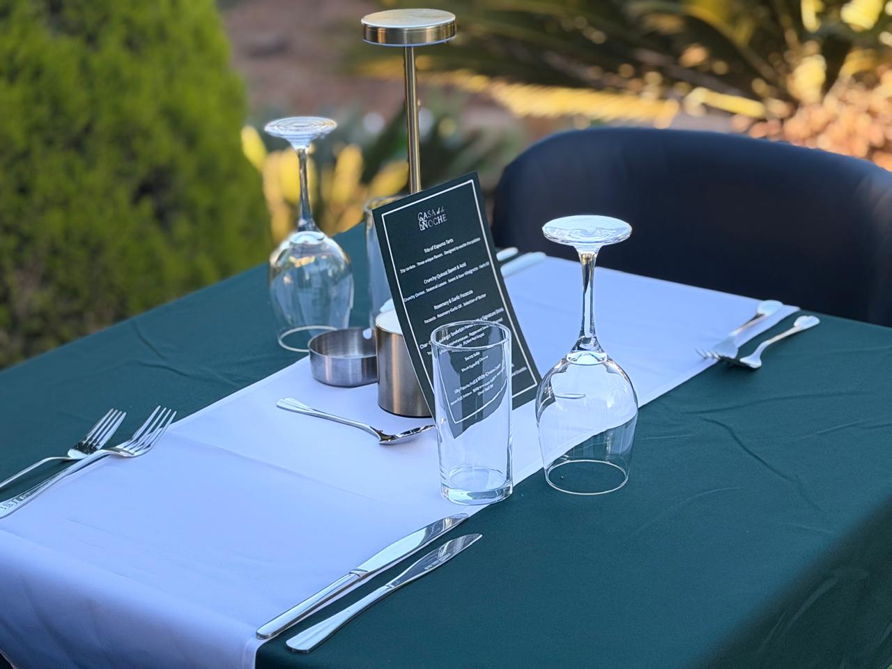 طاولة عشاء فاخرة في ضوء الشموع الناعم